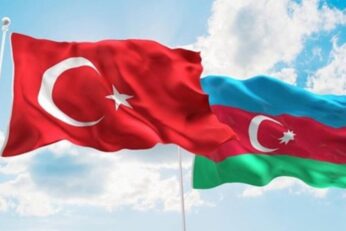 Az ve turk bayraq.jpg